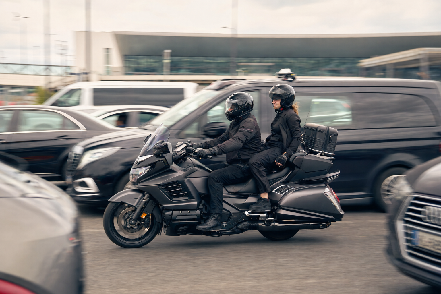 Taxi moto se faufilant à vive allure entre les véhicules dans le trafic dense pour rejoindre Roissy CDG